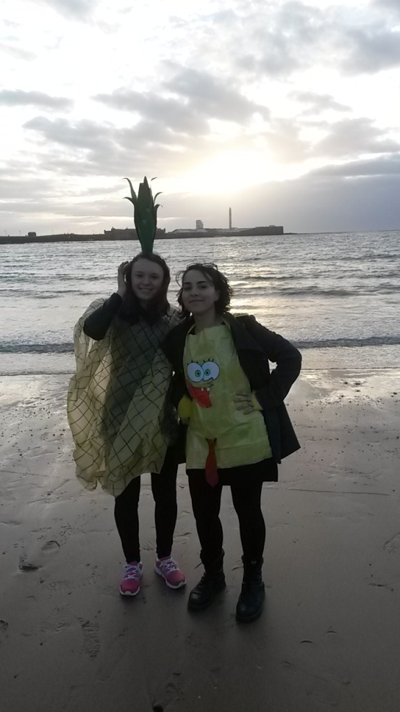 Mit meiner Mitbewohnerin Melanie am Stand, unsere Kostüme passten sogar in gewisserweise zusammen: sie Spongebob (Bob esponja) und ich Spongebobs Haus, eine Ananas (piña)